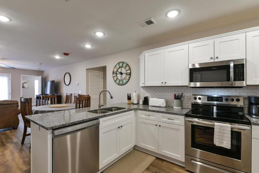 Mystic Cove Condo - Pool - Perfect location